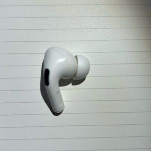 Right AirPod pro bud. Works great. Lost the left bud and case.